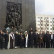 31 października. Przywódcy religijni z Izraela pod pomnikiem Bohaterów Getta w Warszawie.