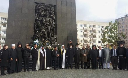 31 października. Przywódcy religijni z Izraela pod pomnikiem Bohaterów Getta w Warszawie.