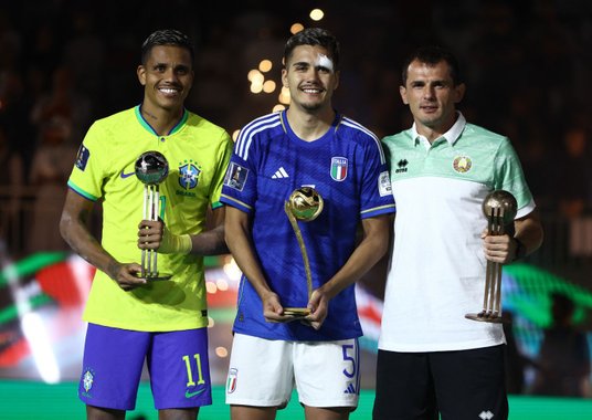 Najlepsi zawodnicy mistrzostw świata w Dubaju (od lewej): Brazylijczyk Mauricinho (Srebrna Piłka), W
