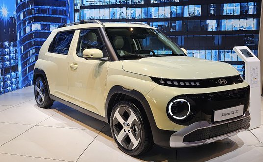 na drugim końcu skali jest Hyundai Inster. Miejski elektryk z wieloma ciekawymi rozwiązaniami i deta