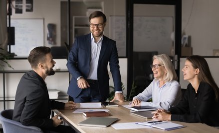 Starsi pracownicy oczekują w większym stopniu benefitów związanych z ochroną zdrowia, młodsi korzyst