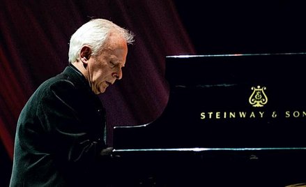 Janusz Olejniczak przy fortepianie od dziesiątego roku życia