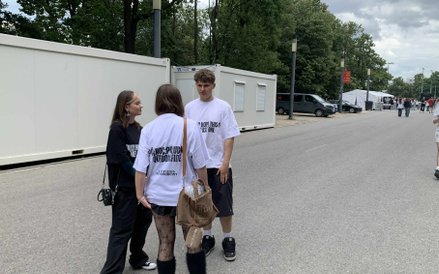 Fani w okolicznościowych koszulkach