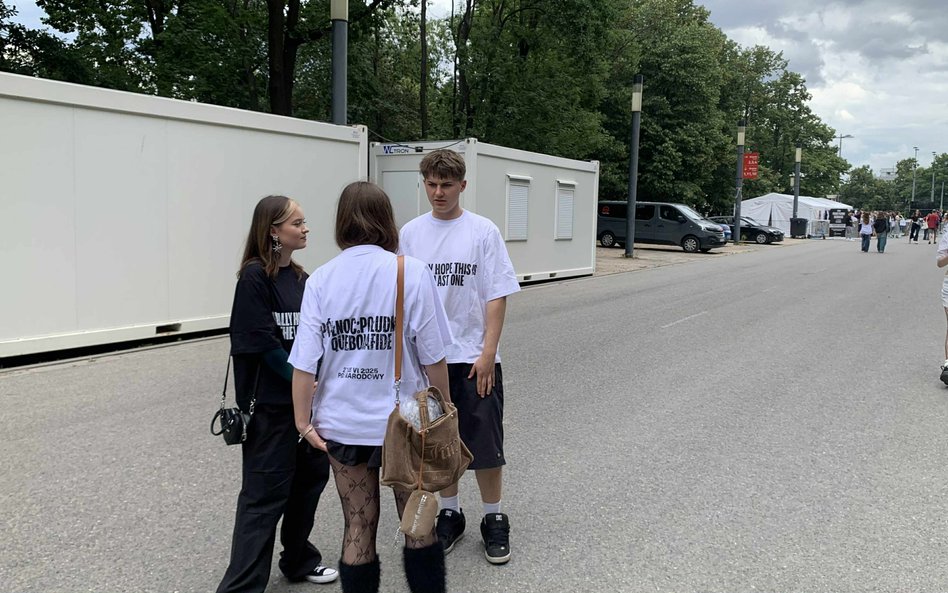 Fani w okolicznościowych koszulkach