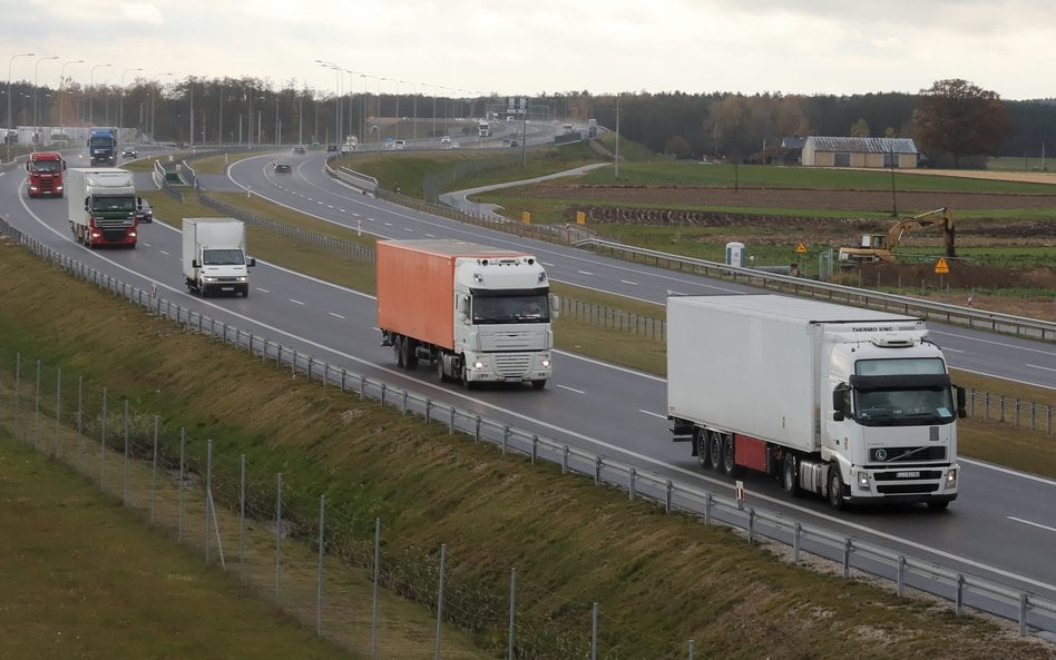 Transport z pomocą humanitarną na trasie w okolicach Zambrowa