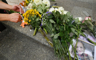Kwiaty pod ambasadą Holandii w Kijowie w rocznicę zestrzelenia MH17