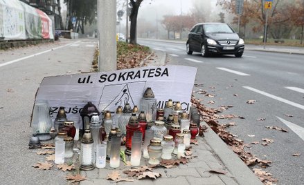Znicze w pobliżu miejsca śmiertelnego wypadku przy przejściu dla pieszych na ulicy Sokratesa
