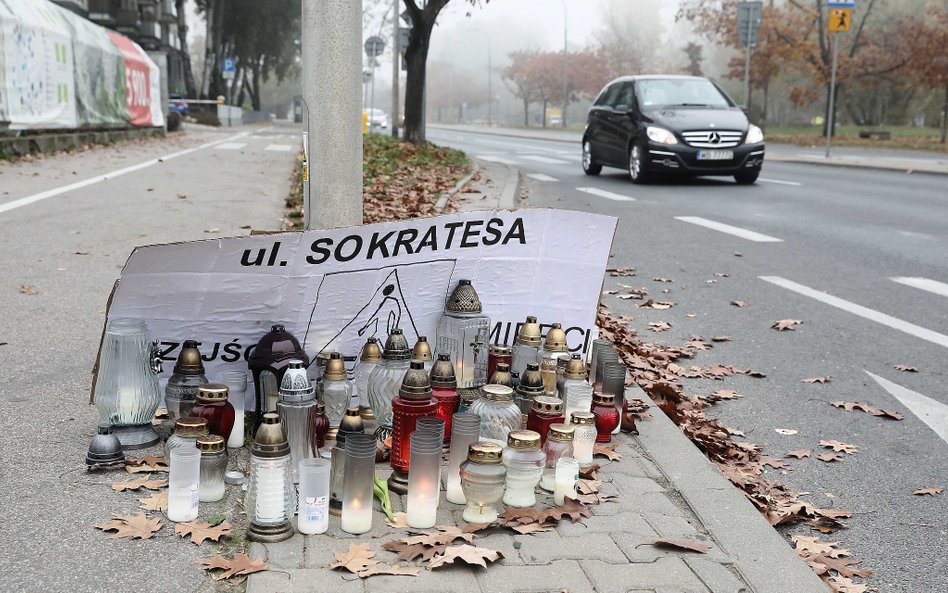 Znicze w pobliżu miejsca śmiertelnego wypadku przy przejściu dla pieszych na ulicy Sokratesa