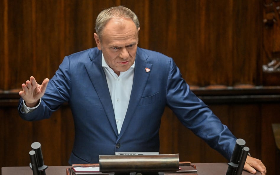 Premier Donald Tusk przemawia na sali obrad Sejmu