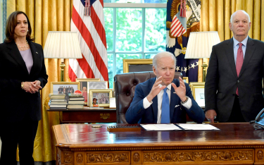 9 maja. Prezydent Joe Biden przemawia w Gabinecie Owalnym w Białym Domu po podpisaniu ustawy Lend-Le