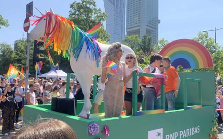 Uczestnicy na platformie BNP Paribas, jednej z firm wspierających Parady Równości. Centralnym punkte