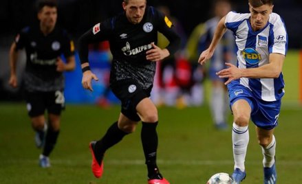 Krzysztof Piątek (z prawej w debiucie w Bundeslidze w meczu z Schalke) być może już jutro w kolejnym