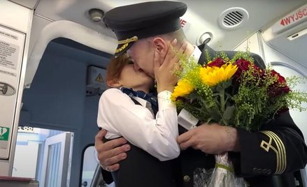 Kapitan LOT-u oświadczył się stewardesie podczas rejsu. Wzruszająca scena