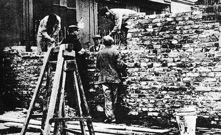 Budowa na rozkaz gubernatora Fischera murów warszawskiego getta w sierpniu 1940 roku