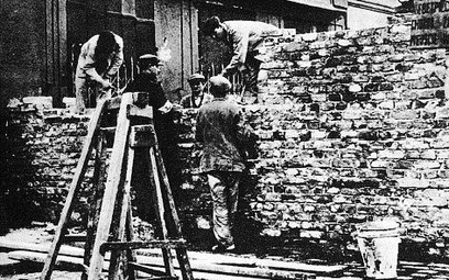 Budowa na rozkaz gubernatora Fischera murów warszawskiego getta w sierpniu 1940 roku