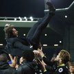Antonio Conte, główny architekt sukcesu Chelsea, na rękach swoich piłkarzy.