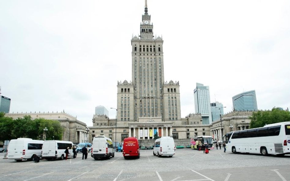 Zwroty nieruchomości zabranych tzw. dekretem Bieruta (m.in. przy Pałacu Kultury i Nauki) dziś budzą 