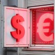 Amerykański dolar utrzymuje swoją pozycję globalnej waluty, podczas gdy znaczenie euro w światowym s