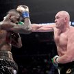 Tyson Fury (z prawej) nie był faworytem, ale sprawił Deontayowi Wilderowi wiele kłopotów