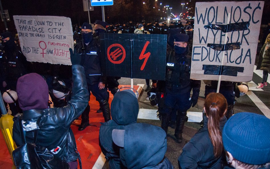 Dziennikarka zatrzymana przed MEN. Trafiła na komisariat