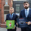 Warszawscy radni PiS Jacek Ozdoba i Jakub Banaszek podczas konferencji prasowej w sprawie reklamy fi