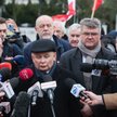 Politycy PiS Mariusz Kamiński (2L) i Maciej Wąsik (2P), prezes PiS Jarosław Kaczyński (C dół) i posł