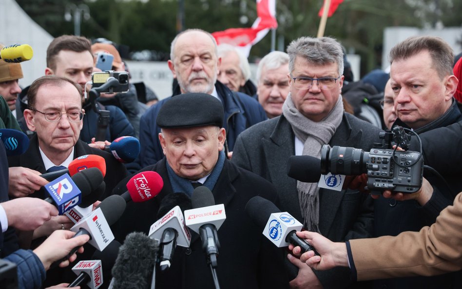 Politycy PiS Mariusz Kamiński (2L) i Maciej Wąsik (2P), prezes PiS Jarosław Kaczyński (C dół) i posł