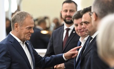 Premier Donald Tusk (L), minister finansów Andrzej Domański (P), wicepremier, szef MON Władysław Kos