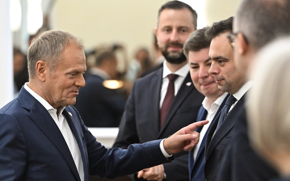 Premier Donald Tusk (L), minister finansów Andrzej Domański (P), wicepremier, szef MON Władysław Kos