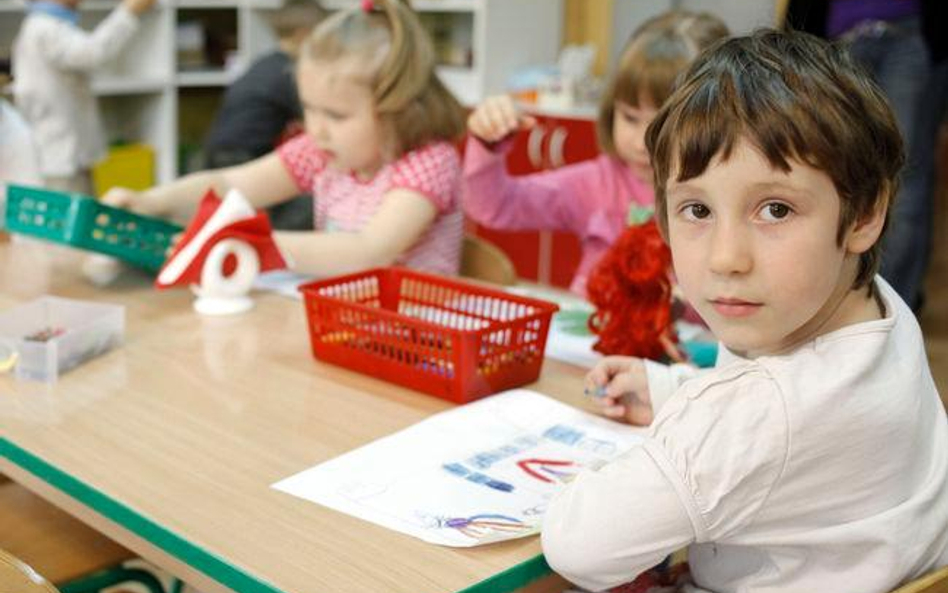 Rodzice się obawiają, że z braku miejsc w zerówkach położonych blisko domu czy pracy mogą być wręcz 