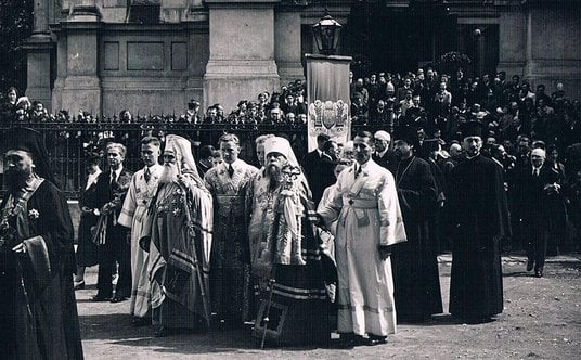 Premier Rumunii patriarcha Miron Cristea (z lewej), metropolita prawosławny Dionizy w asyście duchow
