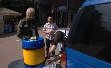 Zdjęcia ze swoich wędrówek po Kijowie poseł przekazał Superstacji.