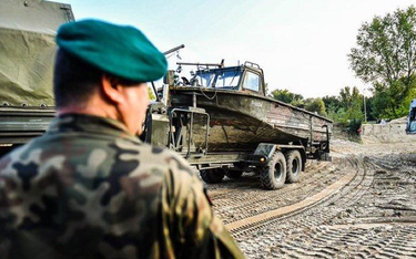 Wojsko przygotowuje się już nad Wisłą do położenia mostu pontonowego.