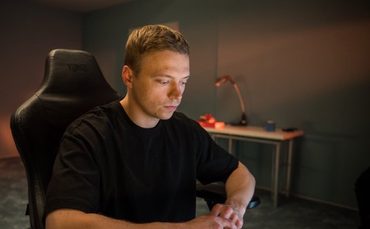 Konrad Szymański w spektaklu Teatru TV "Kruk z Tower", mat. pras. TVP