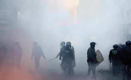 Chaos we Francji to trampolina dla Le Pen