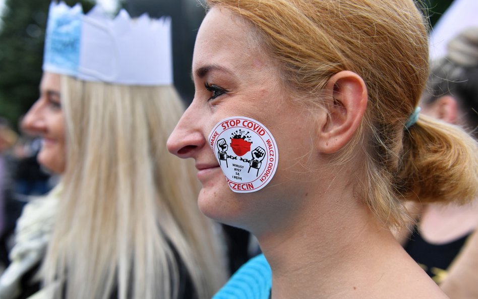 Protest pod hasłem "Stop plandemii" przed Pomnikiem Czynu Polaków w Szczecinie