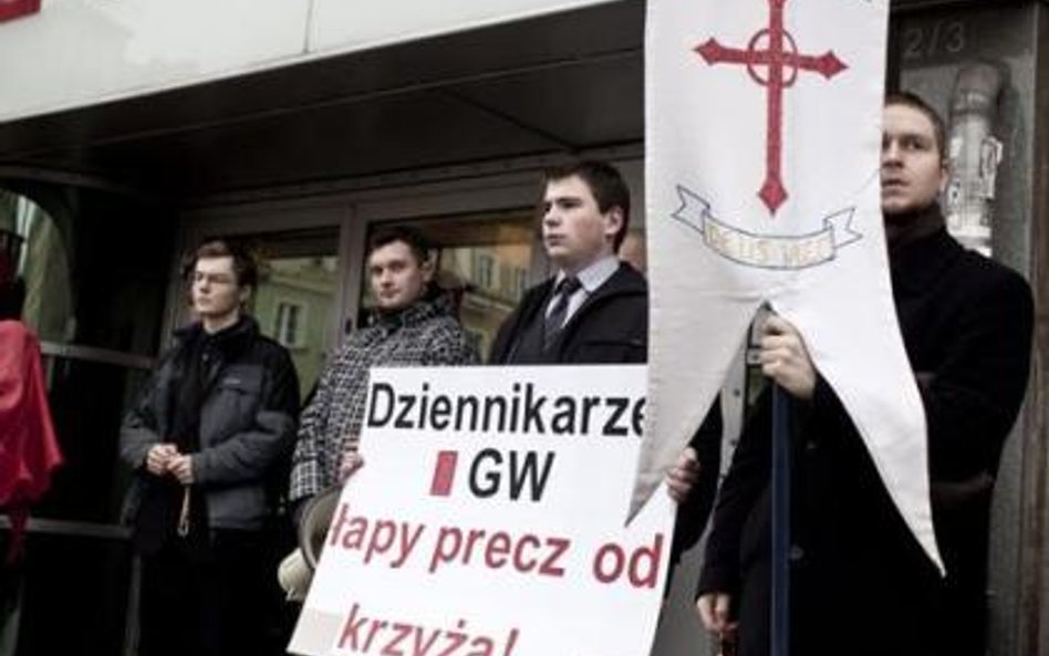 Członkowie stowarzyszenia Młodzi w Życiu Publicznym modlili się za protestujących przed wrocławską s