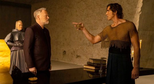 Jared Harris i Lee Pace w serialu „Fundacja”, opartym na cyklu powieści Isaaca Asimova o losach Gala