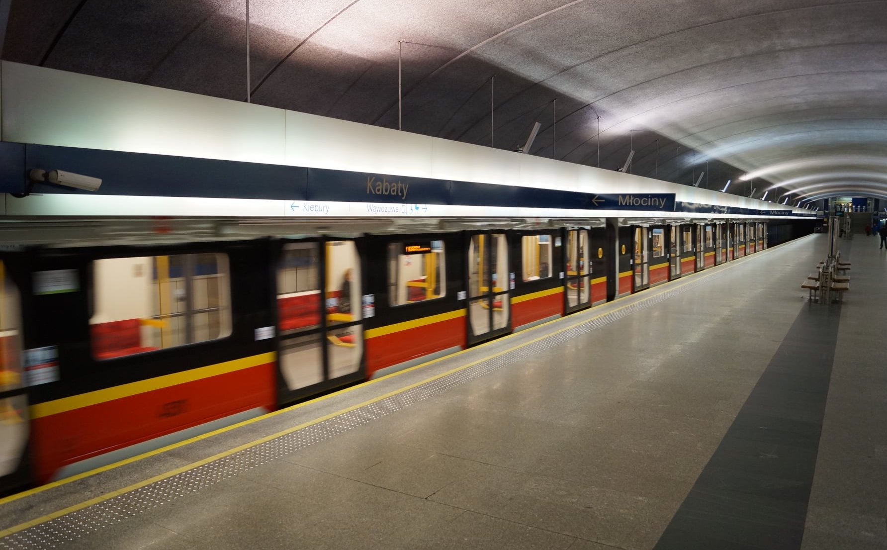 Pociągi wracają na trasę M1 po awarii w metrze warszawskim