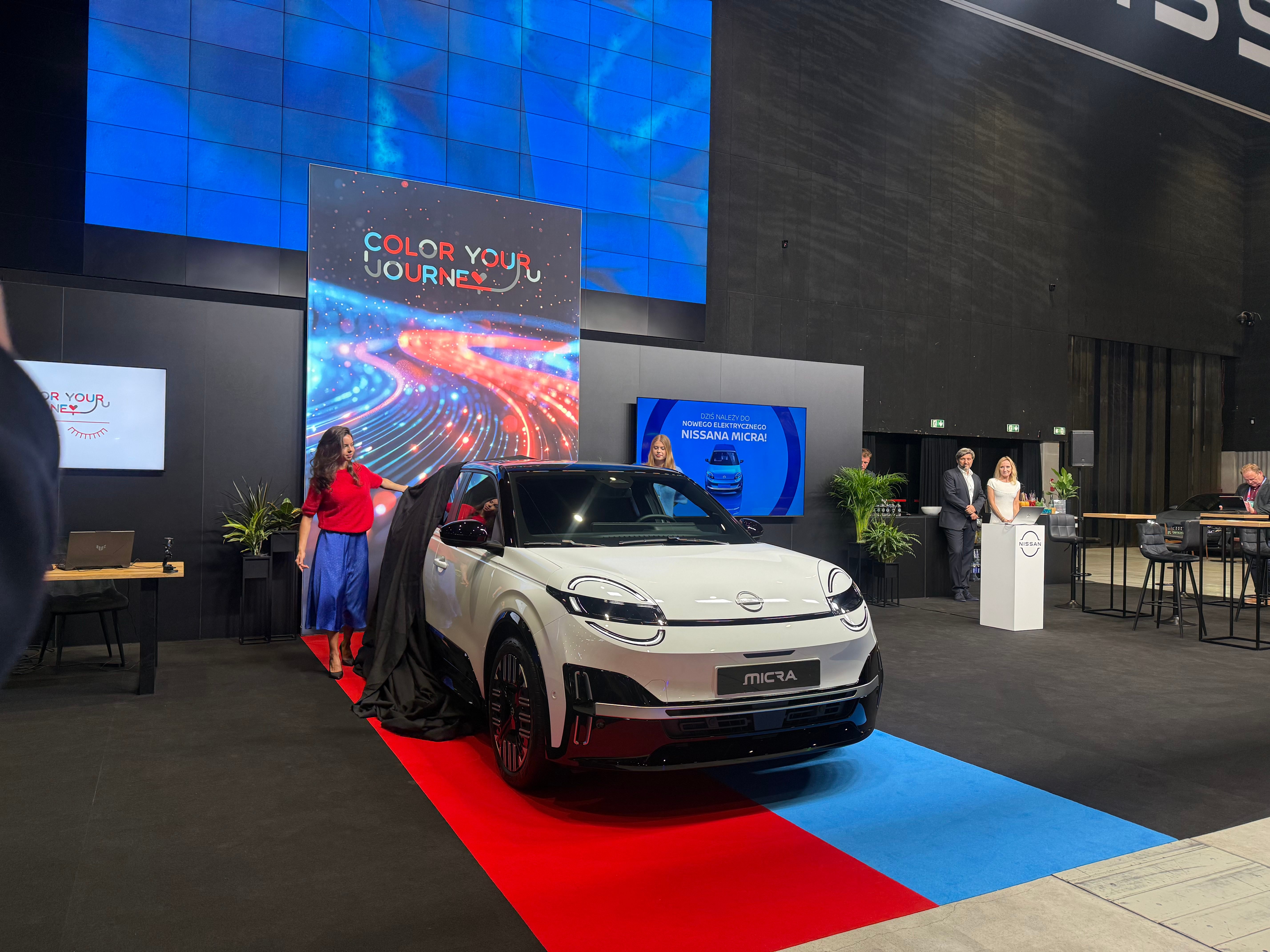 Na rynek wjeżdża uśmiechnięta Micra