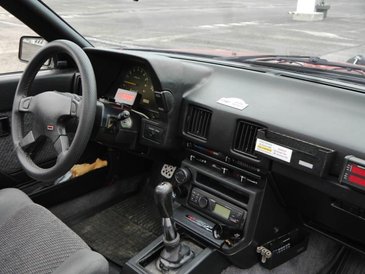 Wewnątrz mamy kilka rajdowych „bajerów”, np. rejestrator jazdy.