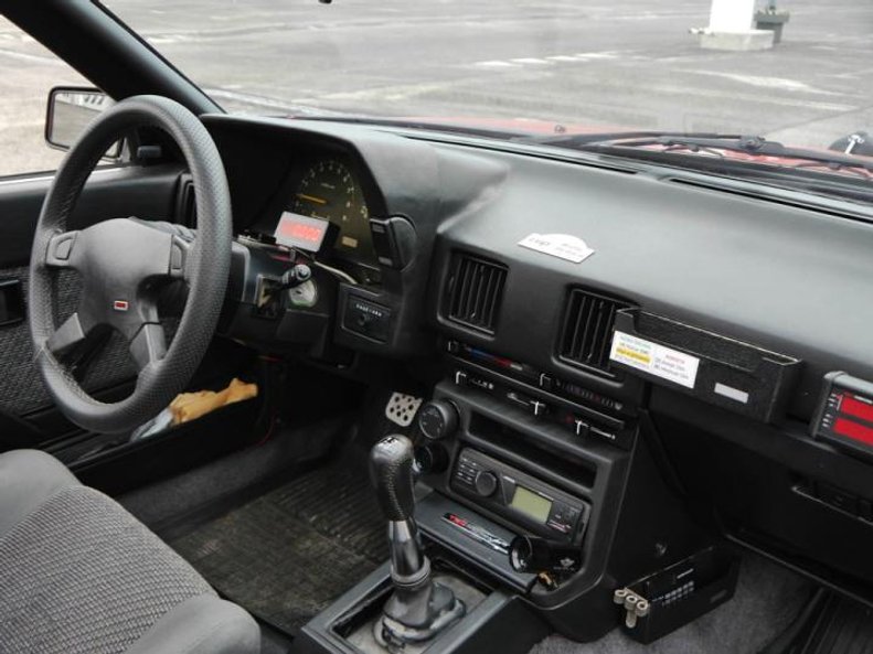 Wewnątrz mamy kilka rajdowych „bajerów”, np. rejestrator jazdy.