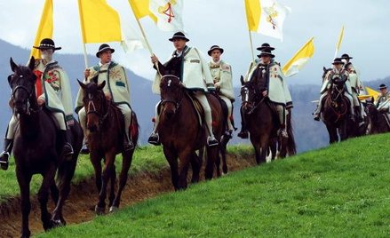 Bandera konna na tle Tatr 1 maja w drodze do sanktuarium Matki Bożej Fatimskiej na zakopiańskich Krz