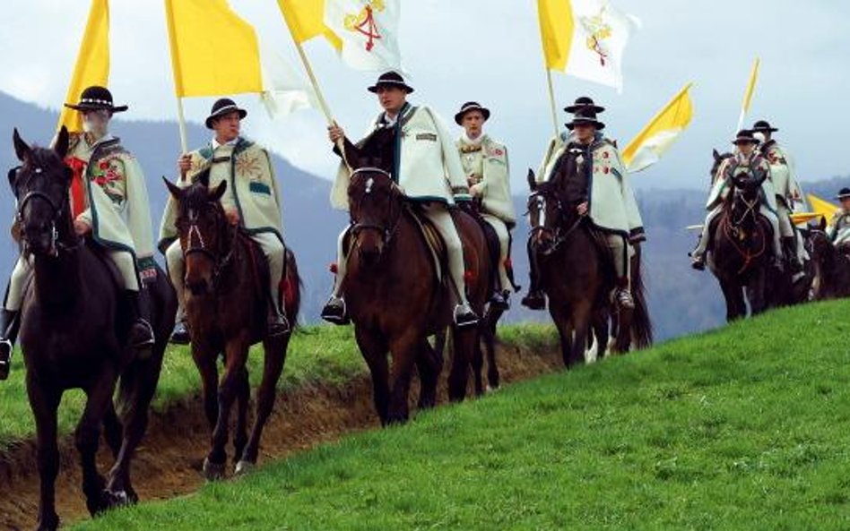 Bandera konna na tle Tatr 1 maja w drodze do sanktuarium Matki Bożej Fatimskiej na zakopiańskich Krz