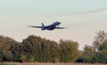 Bombowiec B-1 startuje z bazy lotniczej RAF Fairford tydzień po aresztowaniu kilku mężczyzn pod zarz