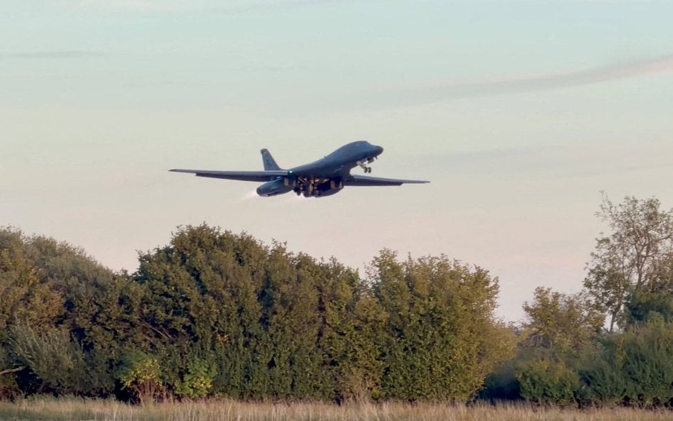 Bombowiec B-1 startuje z bazy lotniczej RAF Fairford , gdy Stany Zjednoczone wycofują swoje bombowce
