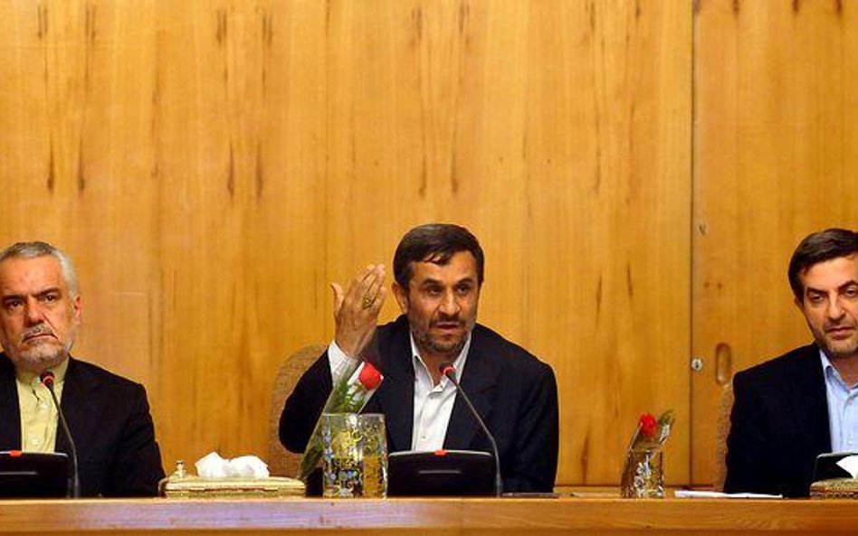 Na zdj.: Mahmud Ahmadineżad (w środku)