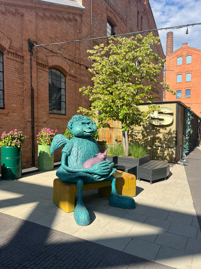 Obok kwiatów można podziwiać prace Marka Sułka, w tym rozpoznawalną figurę Giga Anioła