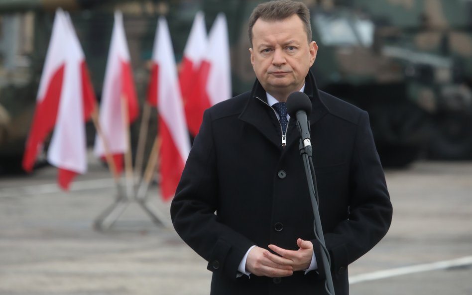 Szef MON Mariusz Błaszczak kilka razy zmieniał zdanie: najpierw chciał przyjąć niemieckie patrioty, 