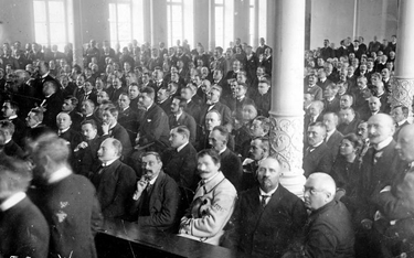 Warszawa, 28 listopada 1922 r. Posłowie na otwarciu sesji sejmowej, w sali obrad, w której w 1921 ro